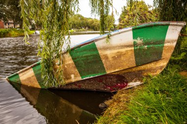 riverside adlı eski bir tekne