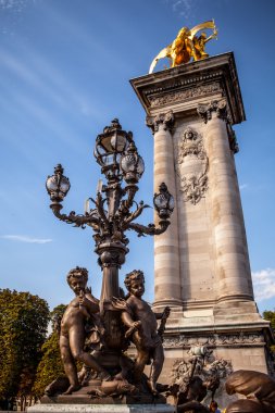 heykeller Alexander III köprüsü üzerinde
