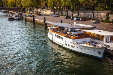 Paris - Fransa Siena'da üzerinde gemi.
