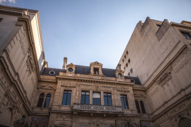 Paris'te geleneksel binanın cephe