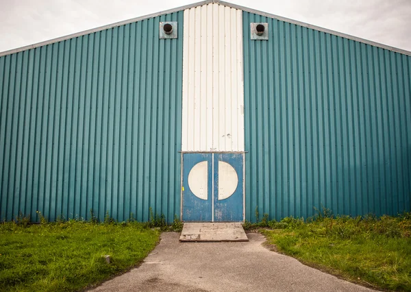 Edificio industriale in metallo blu — Foto Stock