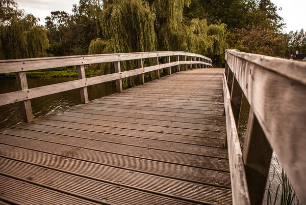 美しい古い木造歩道橋 — ストック写真