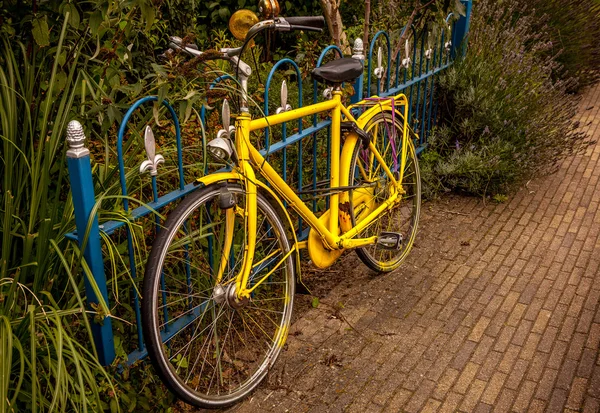 Желтый велосипед на улице — стоковое фото