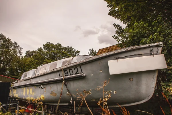 Oude boot gegooid. — Stockfoto