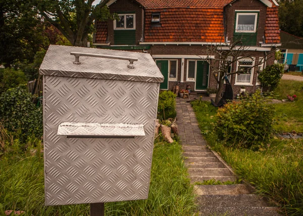 Boîte aux lettres en métal près de maison à Amsterdam — Photo