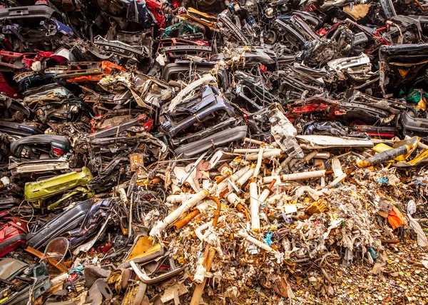 Uma pilha de carros comprimidos — Fotografia de Stock
