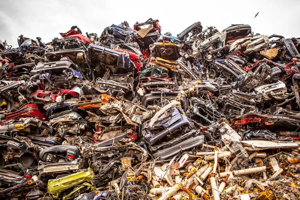 Uma pilha de carros comprimidos — Fotografia de Stock