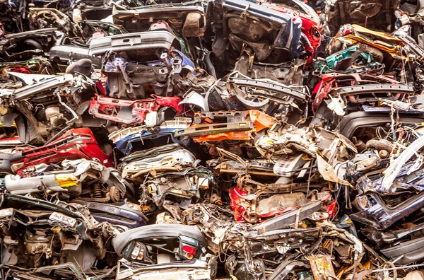 圧縮された車の山 — ストック写真