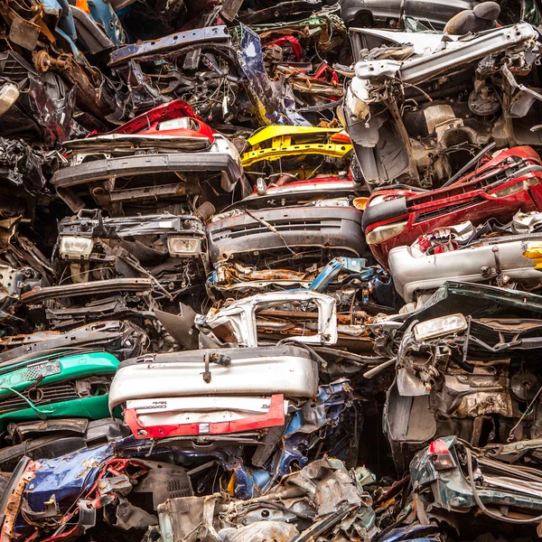 圧縮された車の山 — ストック写真