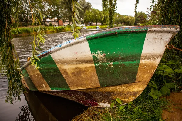 Starych łodzi w riverside — Zdjęcie stockowe