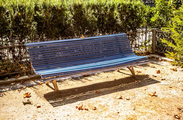 Bench in het zomerpark — Stockfoto