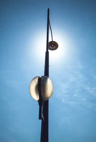 Lâmpada da cidade sol eclipsante — Fotografia de Stock