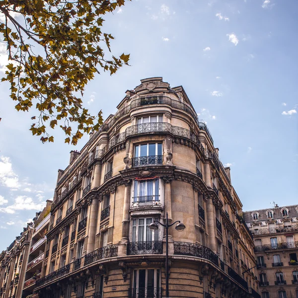 Fachada del edificio tradicional de París — Foto de Stock
