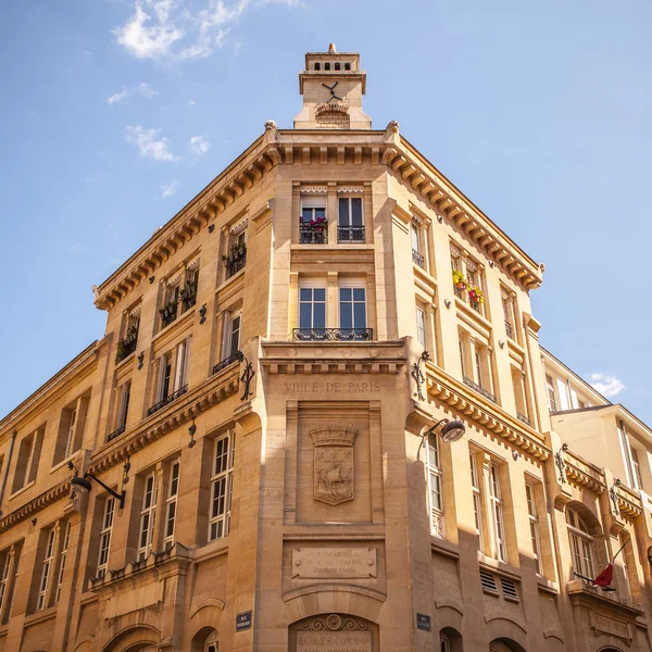 Fassade eines traditionellen Gebäudes in Paris — Stockfoto