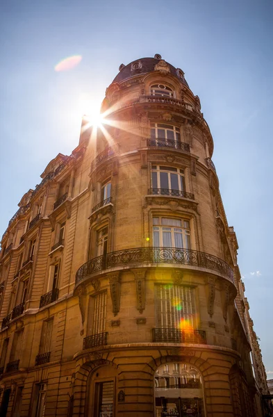 Fasáda tradiční budovy v Paříži — Stock fotografie