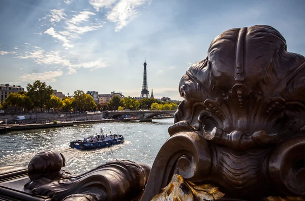 Ейфелева вежа з човни на Сену — стокове фото