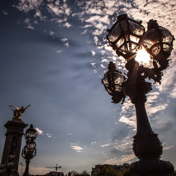 Lâmpadas de bronze na ponte Alexander III . — Fotografia de Stock
