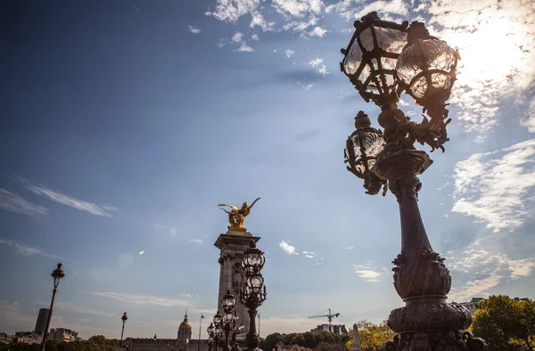 Bronzen lampen op Alexander Iii brug. — Stockfoto