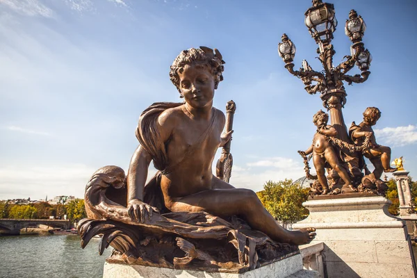 Escultura de bronce en el puente Alejandro III . — Foto de Stock