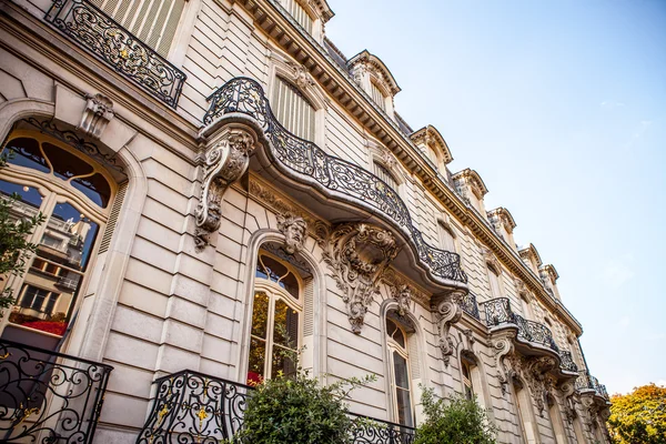 Fasada w tradycyjnym budynku w Paryżu — Zdjęcie stockowe
