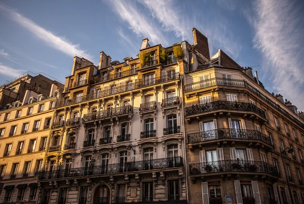 Fachada del edificio tradicional de París — Foto de Stock