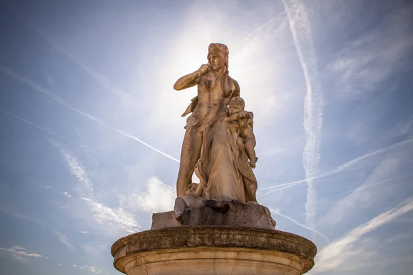 Escultura en el conjunto del parque del Louvre — Foto de Stock