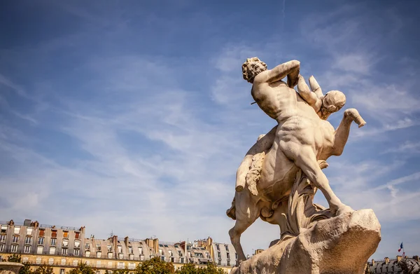 Escultura en el conjunto del parque del Louvre — Foto de Stock