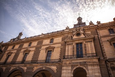 Paris'te geleneksel binanın cephe