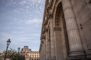 Paris'te Louvre bina