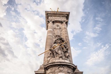 Alexandre III Köprüsü'nde Paris heykel