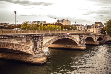 Paris'te Seine üzerinde köprü