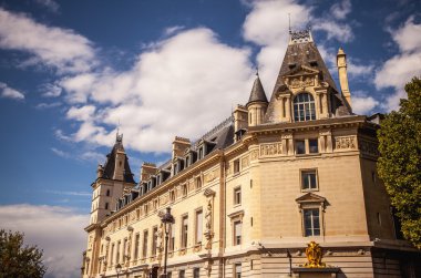 Paris'te geleneksel binanın cephe