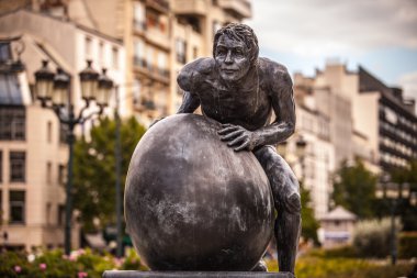 Paris Charles de Gaulle Bulvarı'nda heykeli