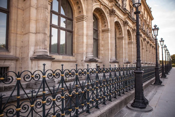 Facade of traditional building in Paris — Stock Photo, Image