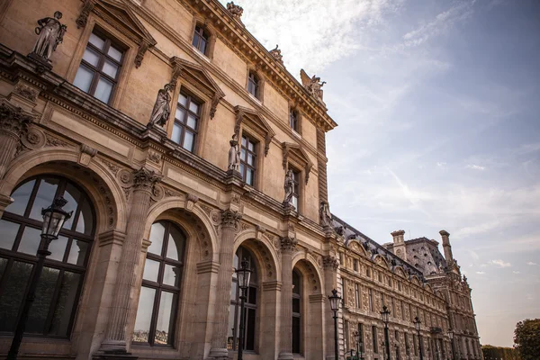 Façade du bâtiment traditionnel à Paris — Photo