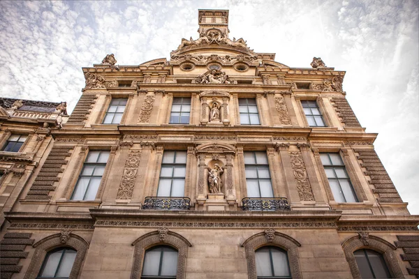 パリの伝統的な建物のファサード — ストック写真