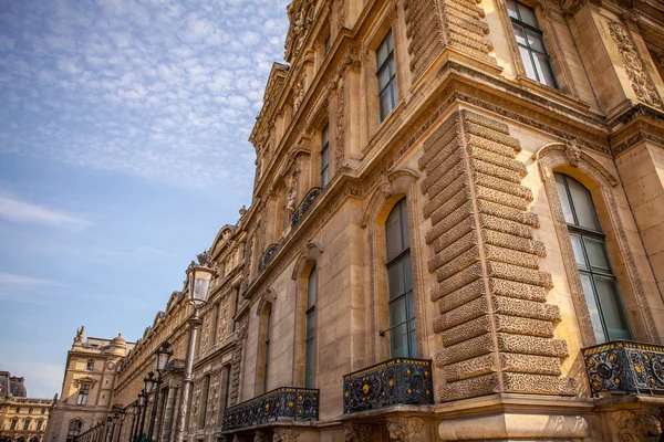 Fassade eines traditionellen Gebäudes in Paris — Stockfoto