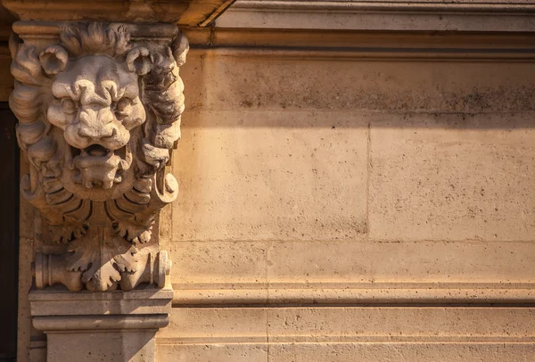 Escultura de leão na parede de pedra — Fotografia de Stock