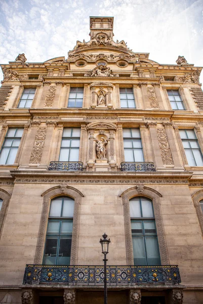 Façade du bâtiment traditionnel à Paris — Photo