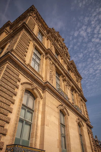 Gevel van traditioneel gebouw in Parijs — Stockfoto