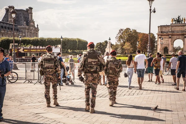 Patrulha militar francesa perto do Louvre . — Fotografia de Stock