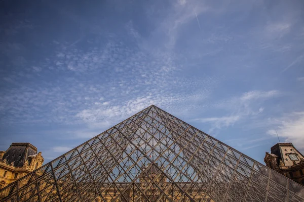 Edificio del Louvre en París, Francia —  Fotos de Stock