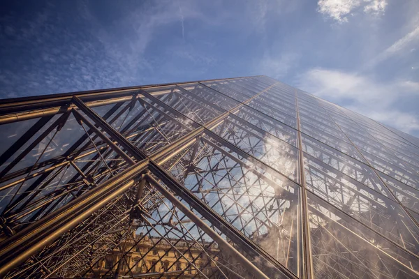 Edificio del Louvre en París, Francia — Foto de Stock