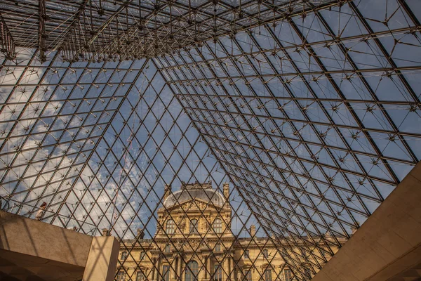 Budova Louvre v Paříži — Stock fotografie