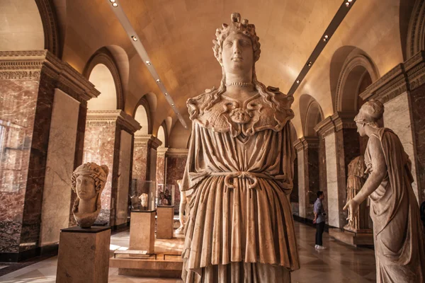 Aula pahatan museum Louvre, Paris — Stok Foto