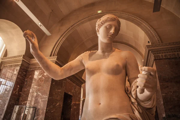 Sculptuur zaal van het Louvre museum, Parijs — Stockfoto