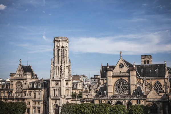 Gebäude in der Nähe von Raster in Paris — Stockfoto