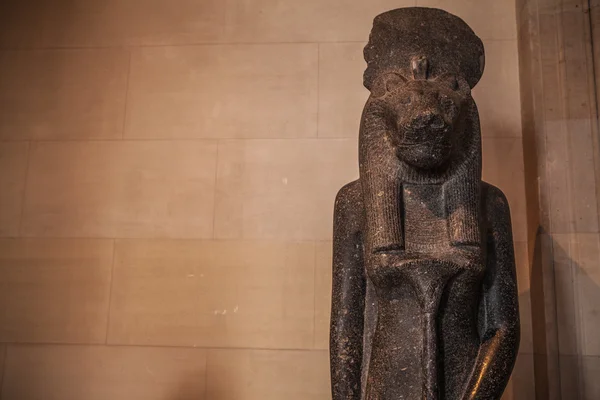 Louvre museum Egyptian Artifacts in Paris — стокове фото