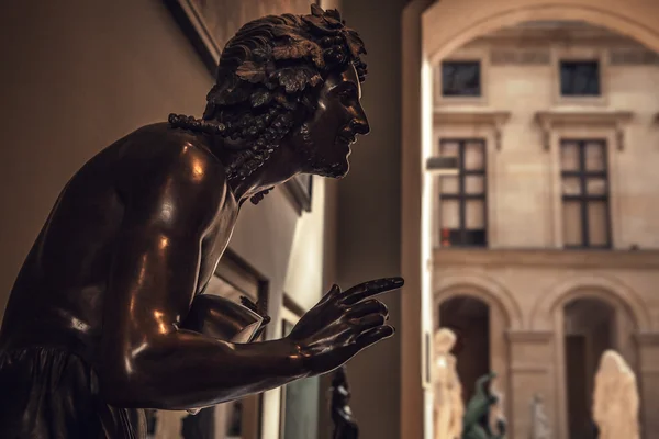 Sculptuur zaal van het Louvre museum, Parijs — Stockfoto