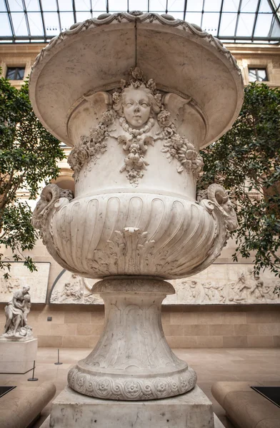 Sculptuur zaal van het Louvre museum, Parijs — Stockfoto